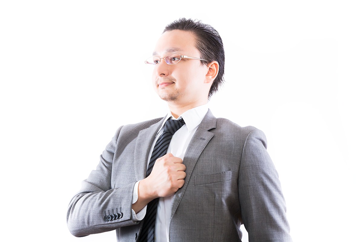 胸を張る会社員